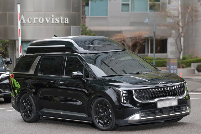 내란 우두머리 혐의 사건 첫 정식 재판에 출석하는 윤석열 전 대통령의 차량이 14일 서울 서초구 사저 출입구를 나서는 모습. 연합뉴스.